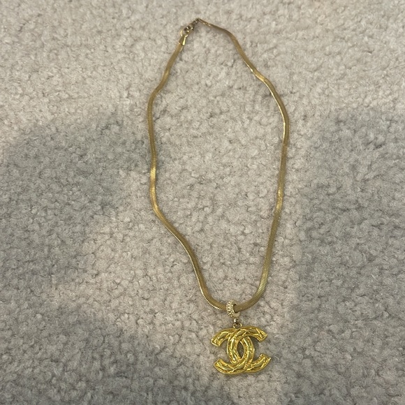 Chanel Zipper pull. Gold plated. Slight scratching behind but perfect otherwise - Picture 3 of 5